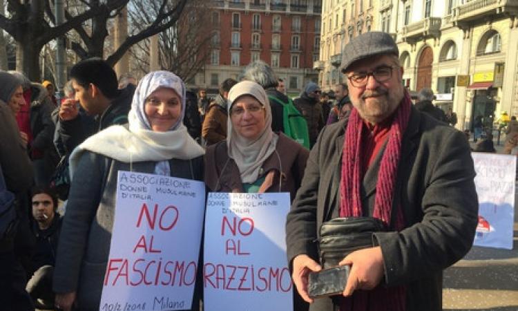 Milano, in centinaia in piazza in segno di solidarietà per le vittime della tentata strage