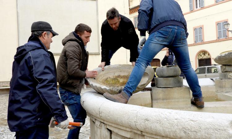 Tolentino, gli scalpellini di Montescaglioso restaurano la storica fontana di piazza Silverj
