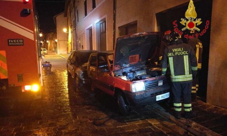 Auto a fuoco nella notte: è successo a Castelraimondo e a Morrovalle