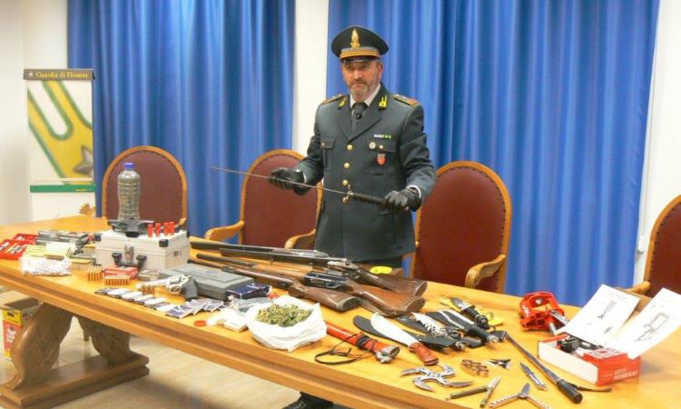 Una serra di "maria" nella casa inagibile per il sisma