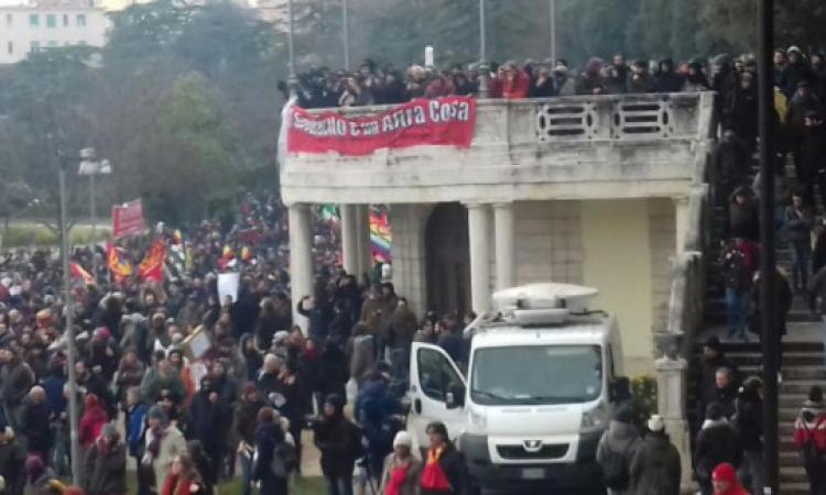 Macerata scende in piazza con lo slogan: “Macerata è libera. Nonviolenta, antirazzista e antifascista”