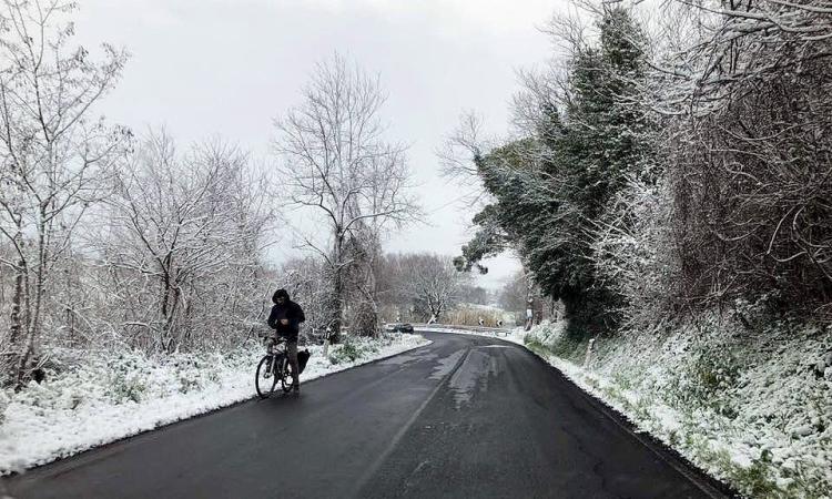 Montecosaro, nemmeno la neve ferma il sindaco ciclista
