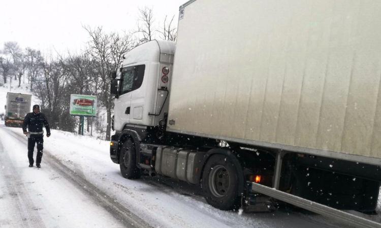 San Severino, rientrata l'allerta neve: ora c'è il rischio frane. Soccorsi due Tir bloccati all'altezza di Taccoli