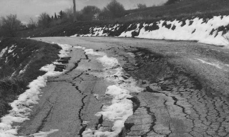 Emergenza maltempo, smottamento lungo la strada per Pitino