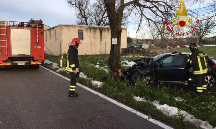 Chiesanuova, perde il controllo dell'auto e finisce contro una pianta