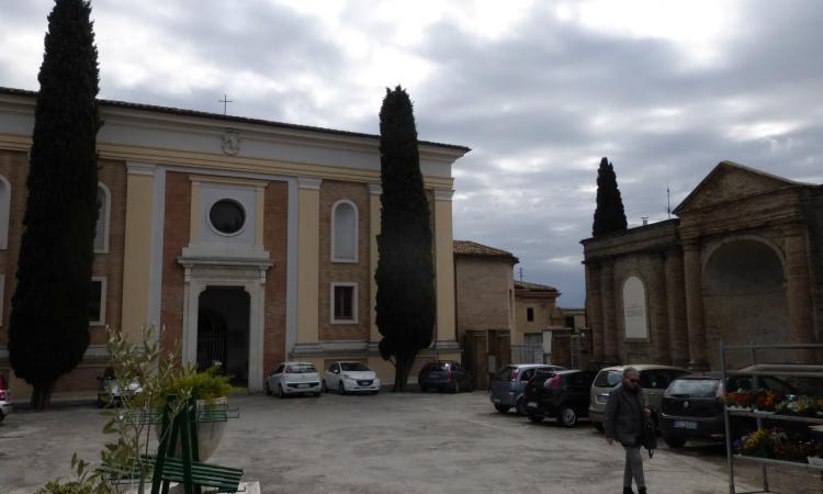 Macerata, dopo l'emergenza neve riapre il cimitero