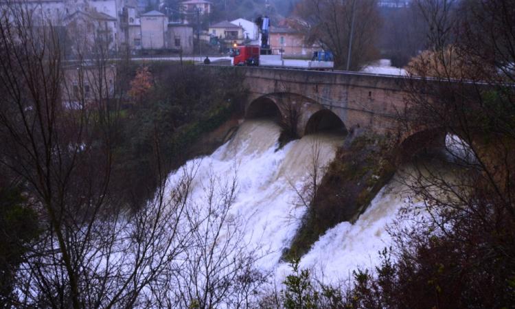 San Severino, emergenza maltempo: operai al lavoro per liberare ponte S. Antonio