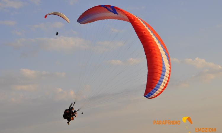 L'11 marzo open day della scuola di parapendio a Serravalle di Chienti