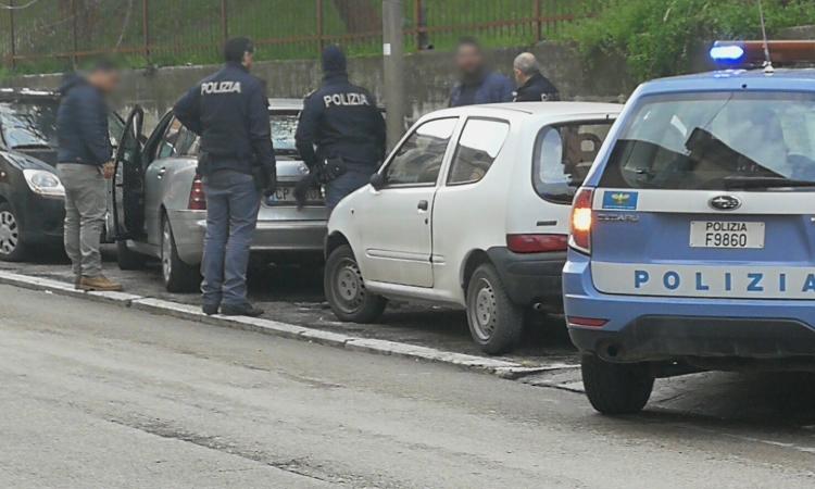 Macerata, perquisita un'auto in via Pace: intervenute tre pattuglie di polizia