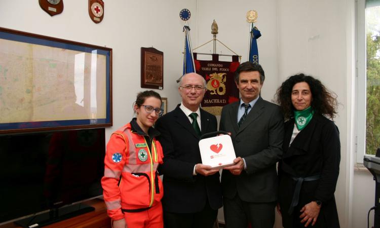 Un defibrillatore per i vigili del fuoco di Macerata dalla Croce Verde di Civitanova