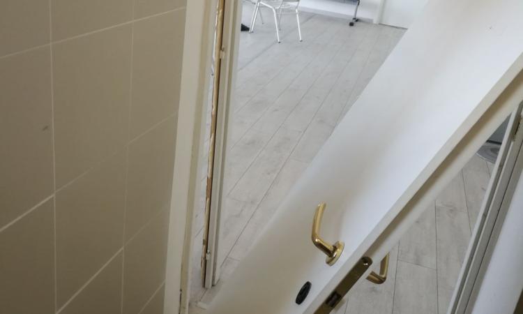 Macerata, si barrica nei bagni dei Giardini Diaz per non essere preso: la polizia sfonda la porta