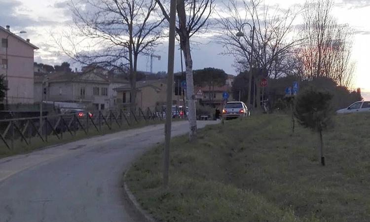 Civitanova, un'auto a passeggio sulla ciclabile