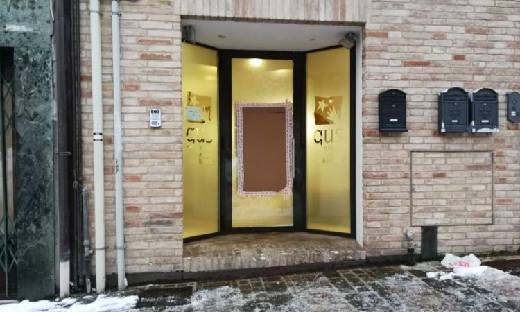 Spaccò la vetrata del Gus: identificato e denunciato il responsabile