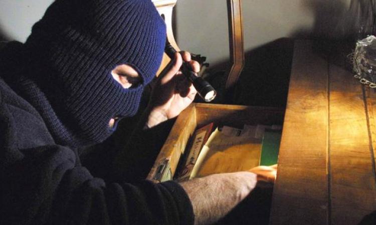 Raid dei ladri a Taccoli di San Severino: quattro furti in appartamento