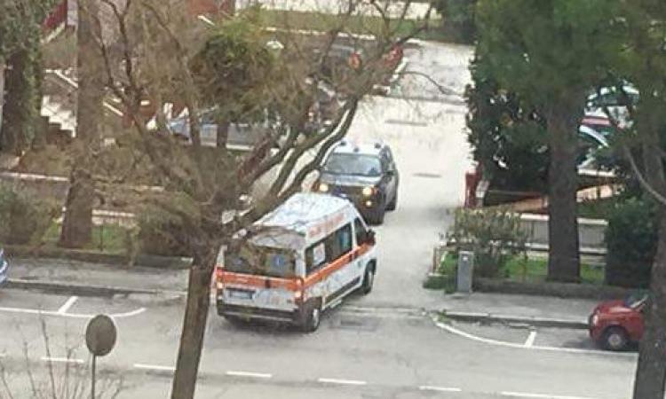 Tolentino, cade dalla scala mentre pota un albero: trasferito a Torrette