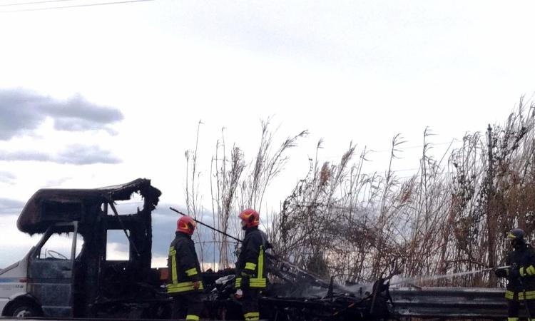 Tolentino, camper in fiamme sulla superstrada