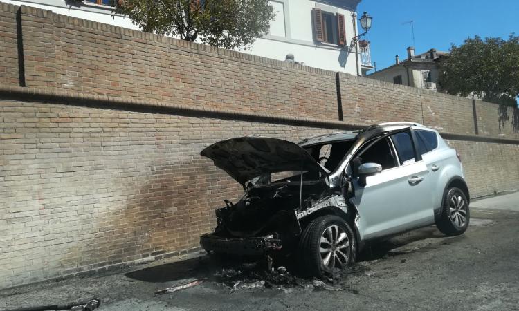 Auto va a fuoco con famiglia a bordo: paura a Civitanova
