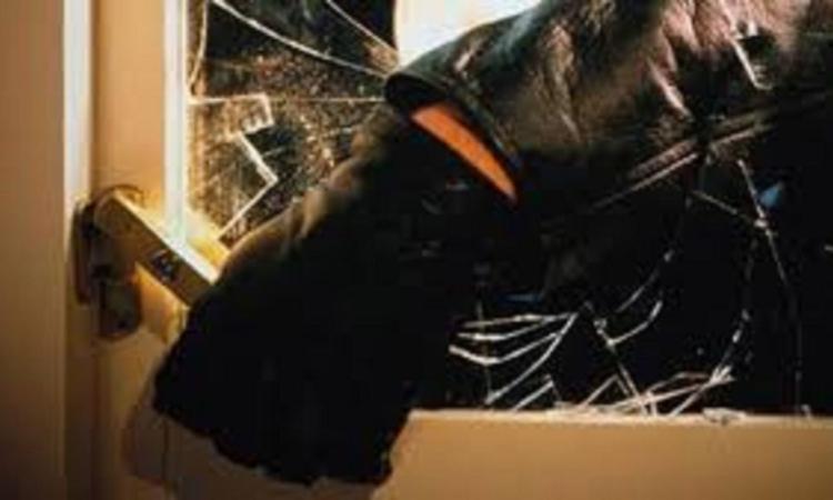 Cercano di introdursi in un'abitazione: individuati e denunciati due giovani