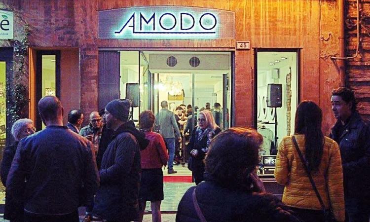 Amodo compie un anno e sbarca in tv