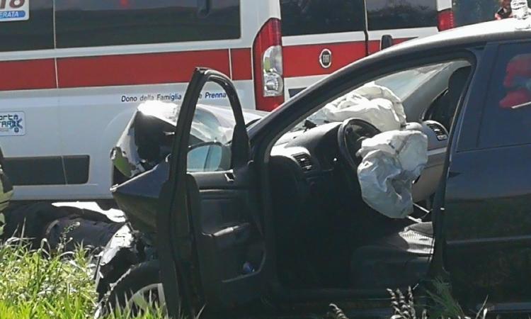 Pollenza, finisce con l'auto fuori strada: tre feriti - Foto e video Pollenza, finisce con l'auto fuori strada: tre feriti - Foto e video