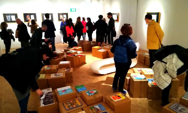 Inaugurata a Palazzo Buonaccorsi la mostra “La via delle storie”, sempre più stretto il legame tra Macerata e la Cina Inaugurata a Palazzo Buonaccorsi la mostra “La via delle storie”, sempre più stretto il legame tra Macerata e la Cina