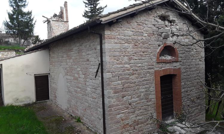 Danni senza fine a Pieve Torina: crollati anche campanile e facciata della chiesa di San Peterniano Danni senza fine a Pieve Torina: crollati anche campanile e facciata della chiesa di San Peterniano