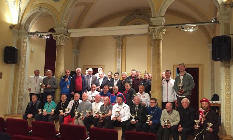 Vince chi serve, sacerdoti con la racchetta per la prima volta in Italia