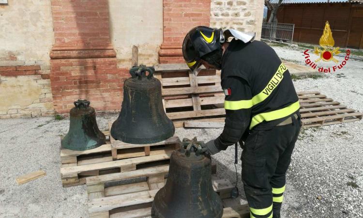 Sisma, i vigili del fuoco intervengono per rimuovere le campane della Chiesa del Sacro Cuore di Gesù a Tolentino