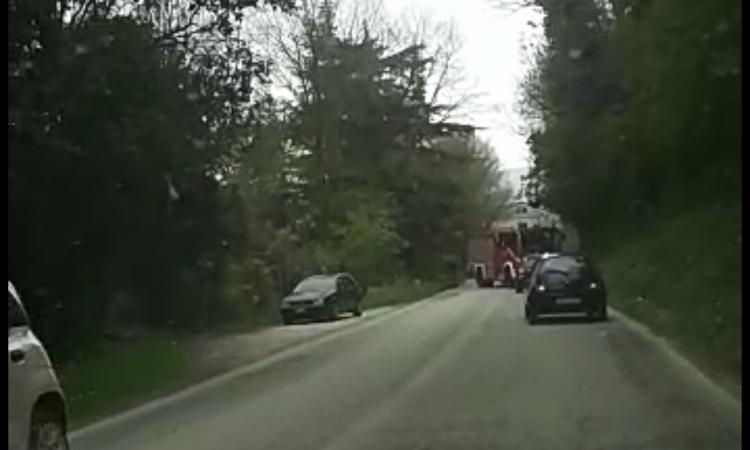 Si ribaltano con l'auto, paura per una bambina e una donna