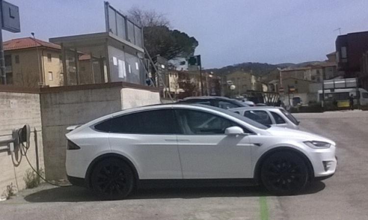 E' Camerino il primo paese dell'entroterra maceratese ad installare due colonnine Tesla per ricaricare auto elettriche
