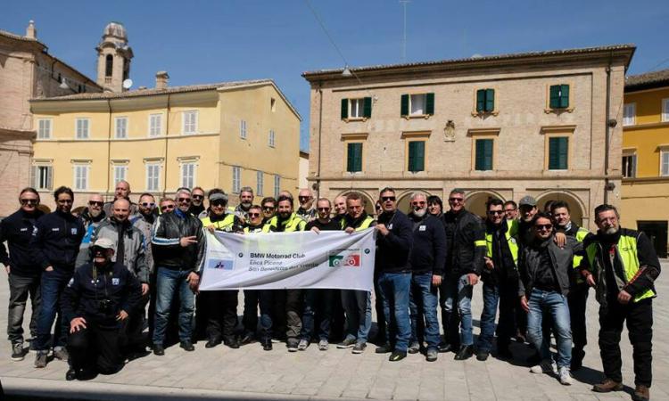 Motobenedizione dei centauri del Bmw Motorrad Club Elica Picena in piazza del Popolo