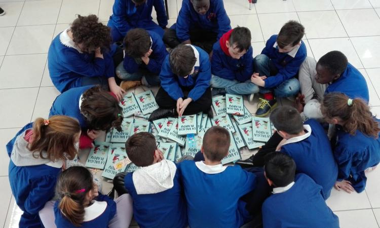 La solidarietà si fa libro, il dono dei ragazzi di una scuola milanese ai coetanei della Don Bosco La solidarietà si fa libro, il dono dei ragazzi di una scuola milanese ai coetanei della Don Bosco