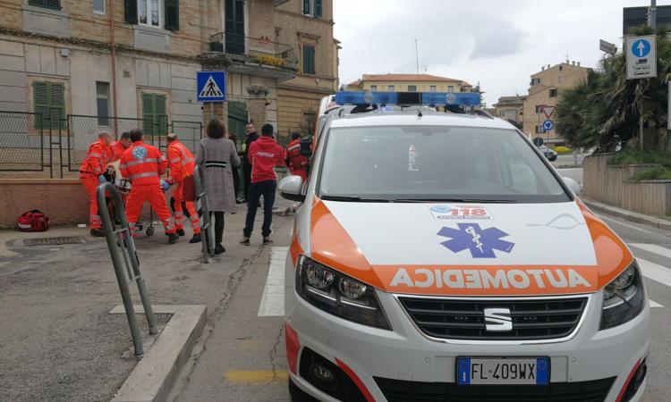 Macerata, auto fuori controllo investe 17enne e poi si schianta contro un muro