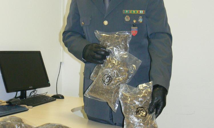 Piediripa, 29enne maceratese fermato dalla Finanza con oltre due chili di "maria" in macchina