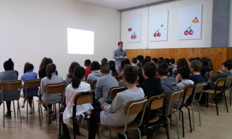 Tolentino, al Don Bosco un ingegnere elettronico ha spiegato ai ragazzi come "Navig@re Consapevolmente"