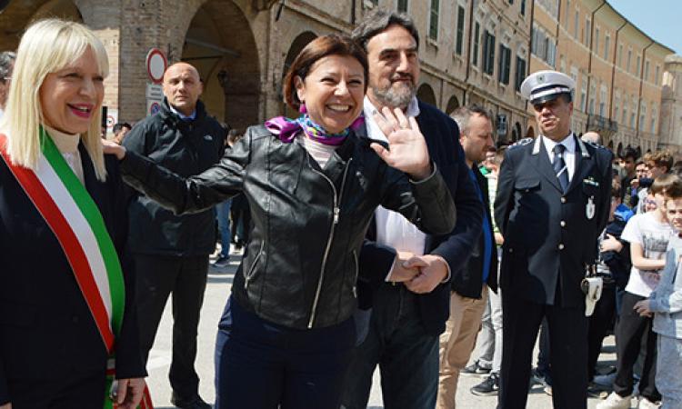 Il commissario De Micheli agli studenti del Divini: cantiere aperto in due mesi Il commissario De Micheli agli studenti del Divini: cantiere aperto in due mesi