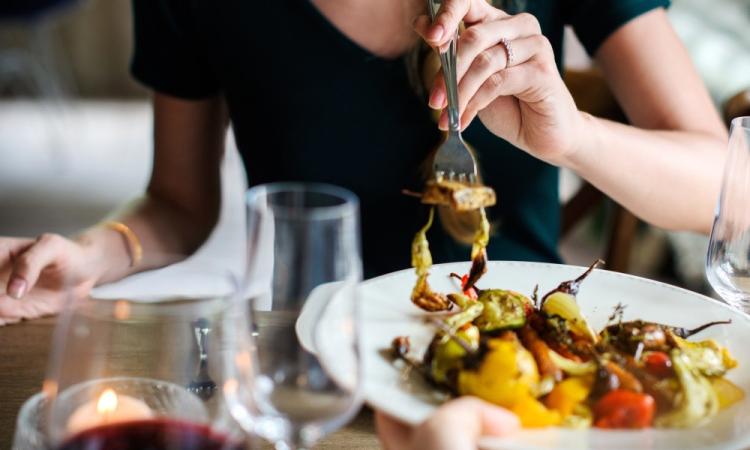 Gli italiani amano mangiare fuori: spesi 83 miliardi nel 2017