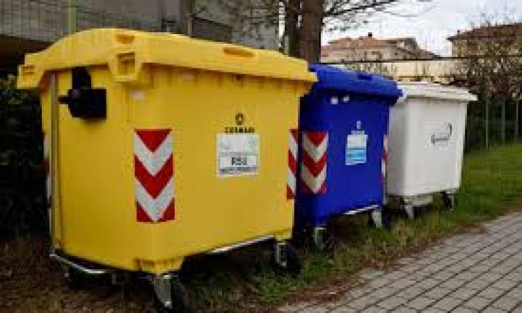 Al via il lavaggio dei cassonetti per la raccolta dei rifiuti organici a Macerata