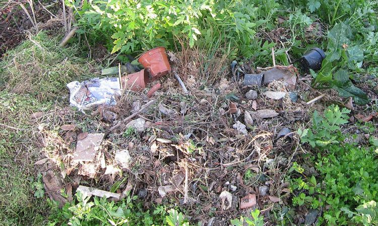 Montecosaro, il fosso di via Fermana usato come discarica