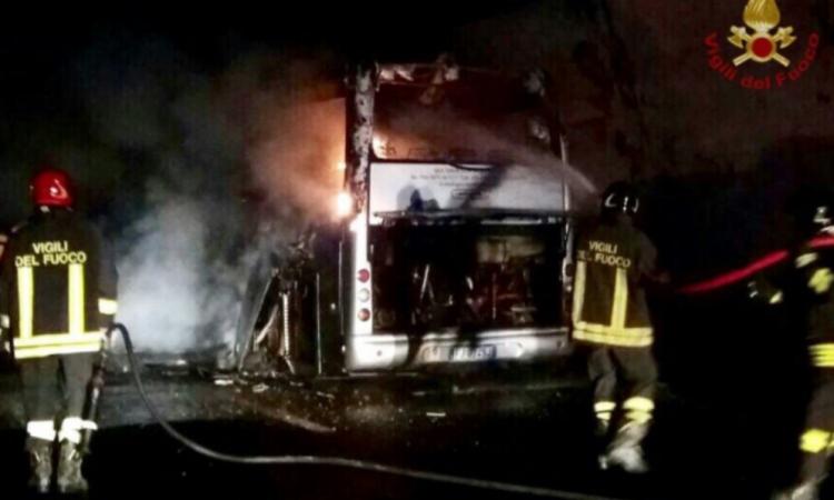 Va a fuoco un pullman sull'A1: c'erano studenti marchigiani a bordo Va a fuoco un pullman sull'A1: c'erano studenti marchigiani a bordo