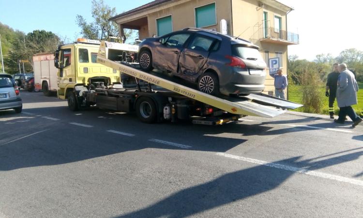 Passo di Treia, scontro fra due auto: un ferito finisce in ospedale