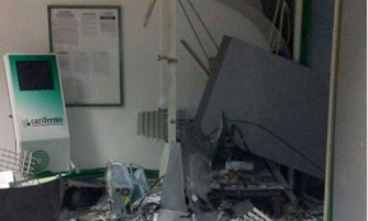 Recanati, fanno esplodere il bancomat e fuggono a gran velocità con il bottino: caccia alla banda