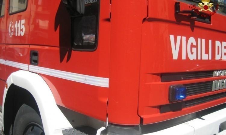 Corridonia, ha un incidente e resta incastrata nell'auto: soccorsa dai pompieri