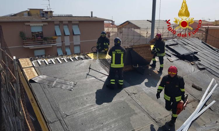 Porto Potenza Picena, in fiamme il tetto di una casa
