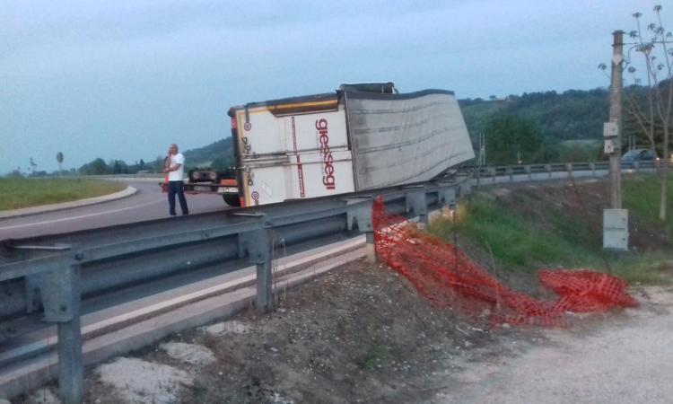 Camion perde il carico: incidente a Villa Potenza