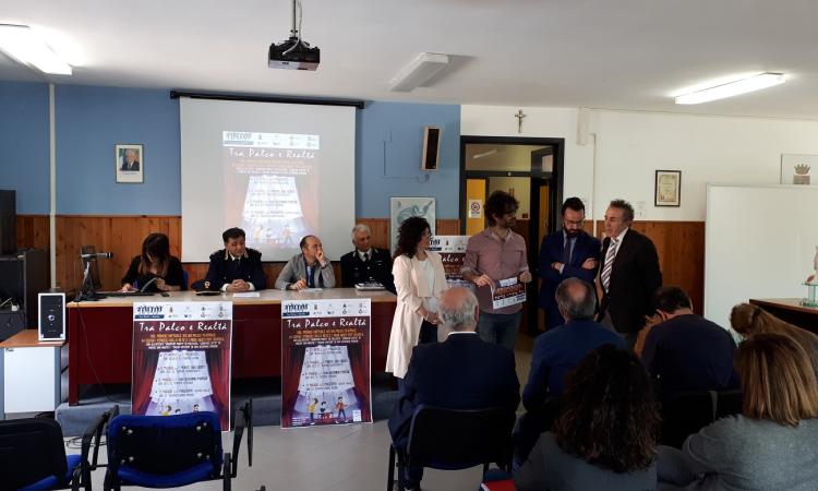 Tra palco e realtà: gli studenti di Pollenza raccontano i pericoli della rete attraverso il teatro