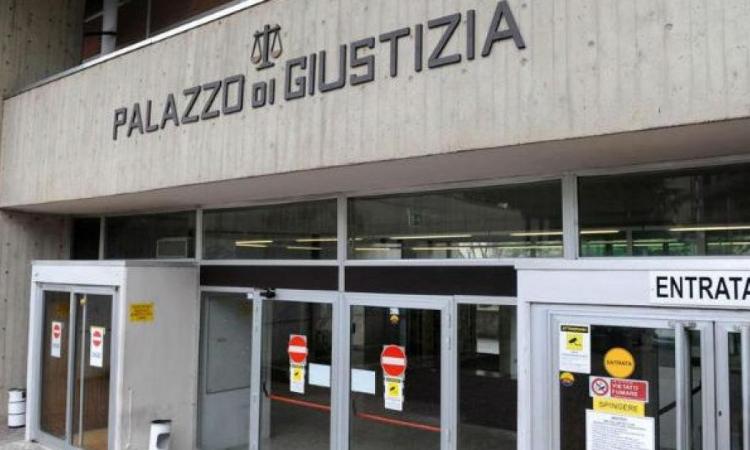 Civitanova, gettò acido alla fidanzata e la accoltellò: condannato a otto anni di reclusione Civitanova, gettò acido alla fidanzata e la accoltellò: condannato a otto anni di reclusione