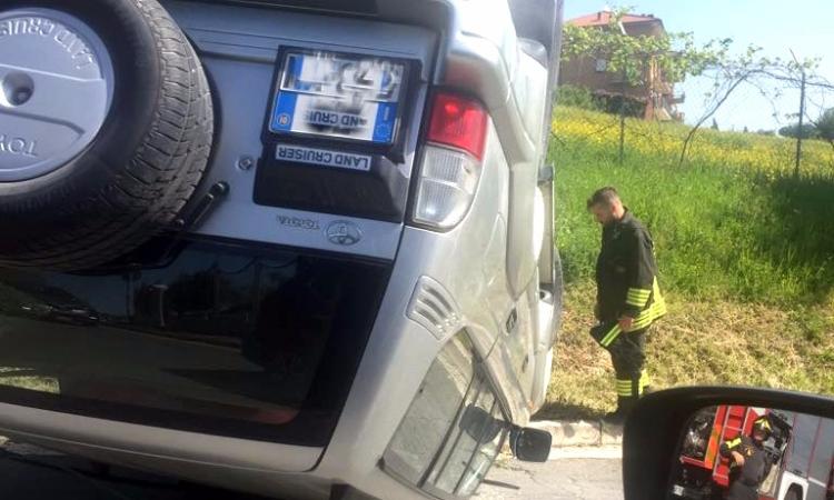 Tolentino, auto si sfrena e poi si ribalta: nessun ferito