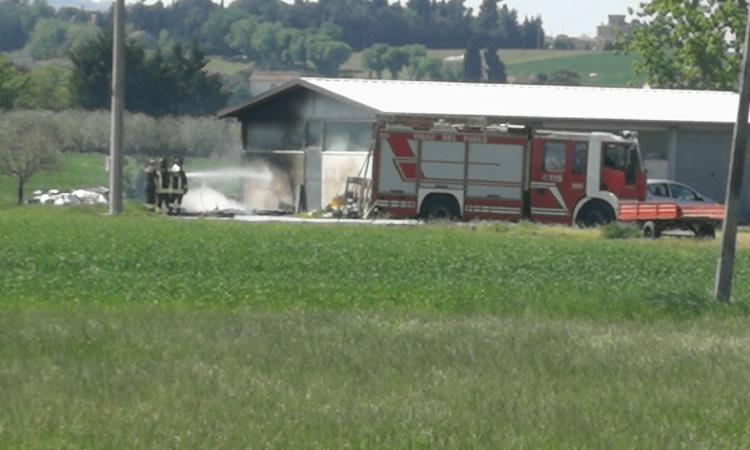 Appignano: incendio in un capannone agricolo