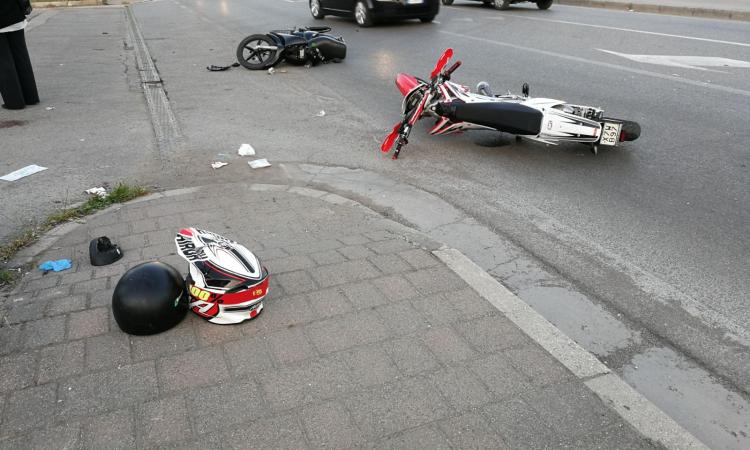 Incidente a Civitanova: due giovani centauri trasportati al pronto soccorso (FOTO) Incidente a Civitanova: due giovani centauri trasportati al pronto soccorso (FOTO)